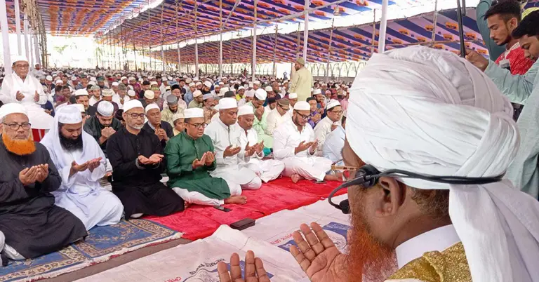 ঈদের জামাত শেষে দোয়া ও মোনাজাত